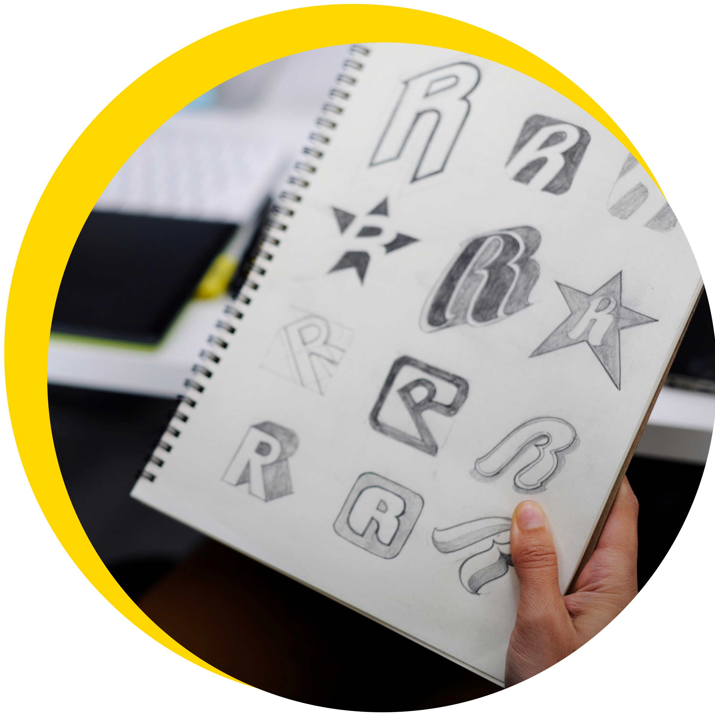 L'équipe design de Novafrik au travail sur une identité visuelle